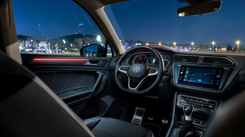 Vista del puesto de conducción y el salpicadero de un Volkswagen Tiguan Urban Sport