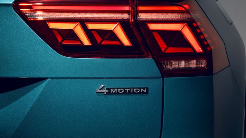 Detalle del logotipo 4Motion en un Volkswagen Tiguan