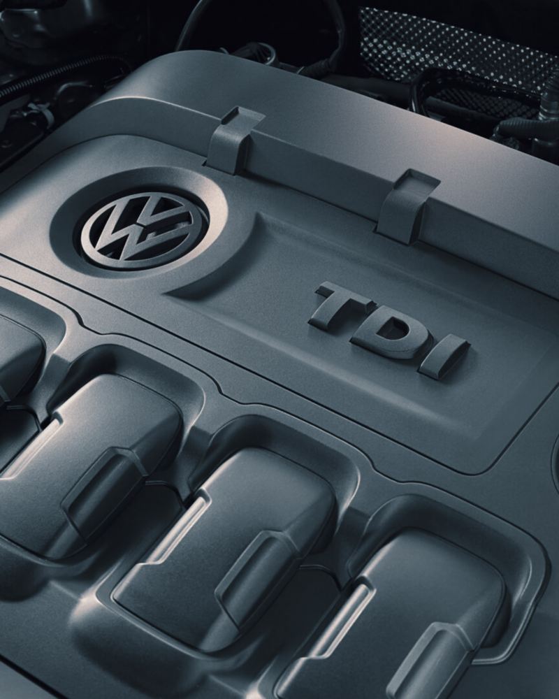 Motor TDI de un Volkswagen con reflejos visto desde arriba