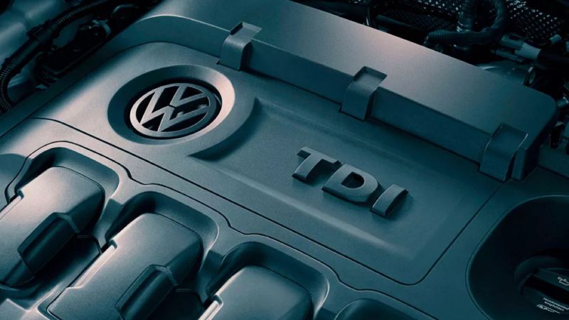 Motor TDI de un Volkswagen con reflejos visto desde arriba