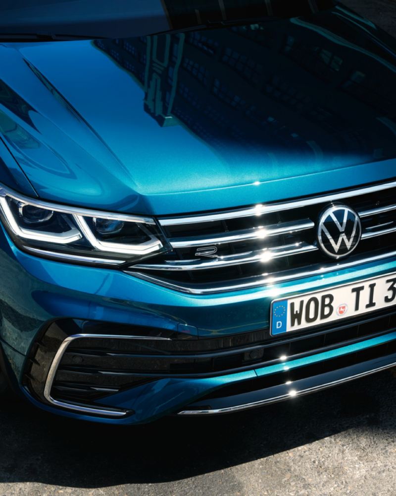 Detalle de los faros de un Volkswagen Tiguan azul