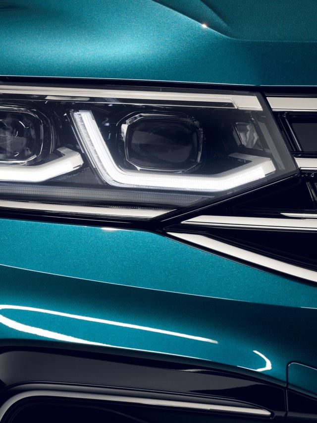 Detalle de los faros de un Volkswagen Tiguan azul metalizado