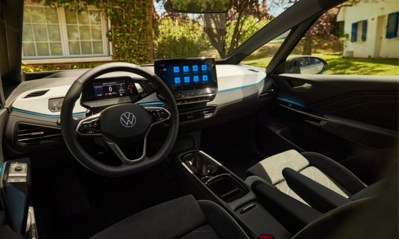 Salpicadero de un Nuevo Volkswagen ID.3 con la iluminación ambiental en color azul