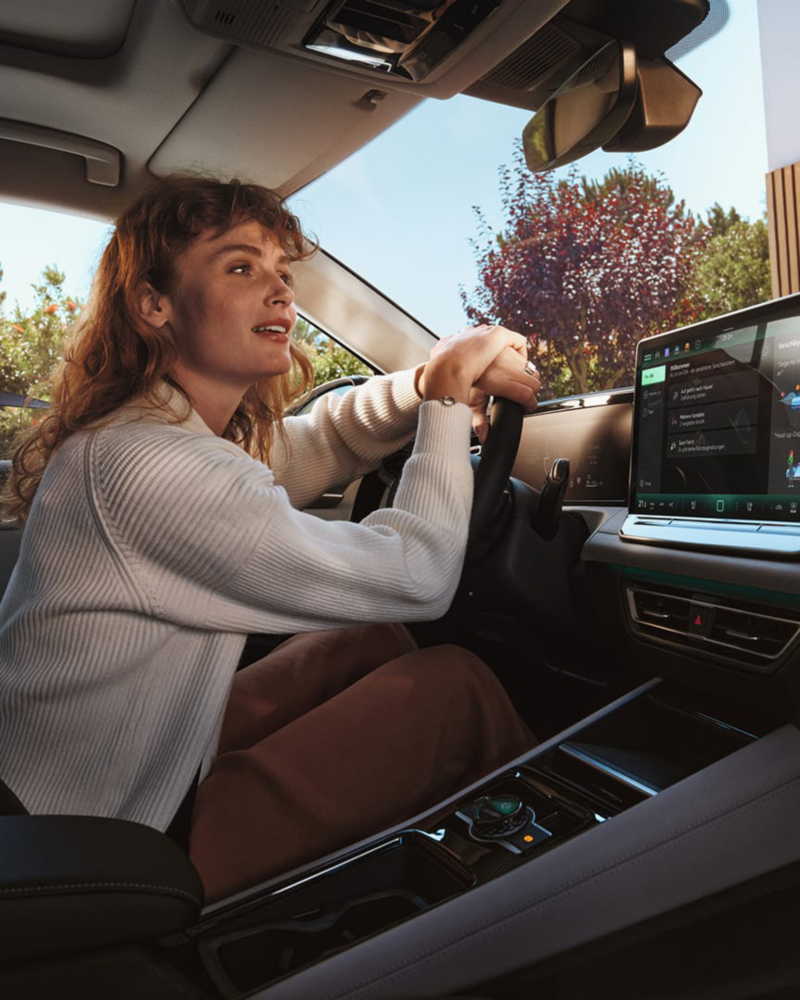 Una chica haciendo uso del asistente de voz IDA