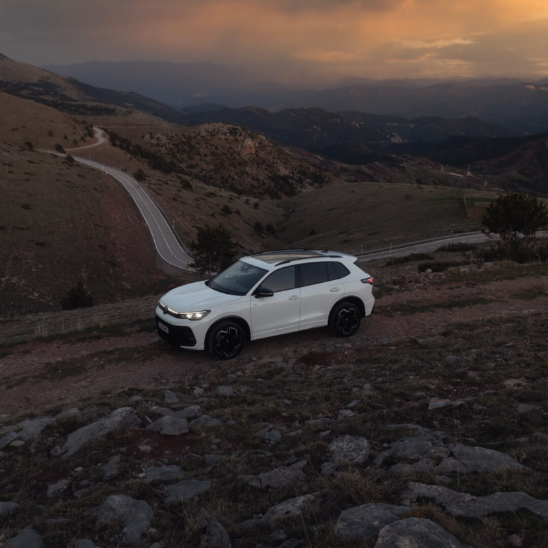 Un volkswagen Tiguan de color blanco circulando por una carretera