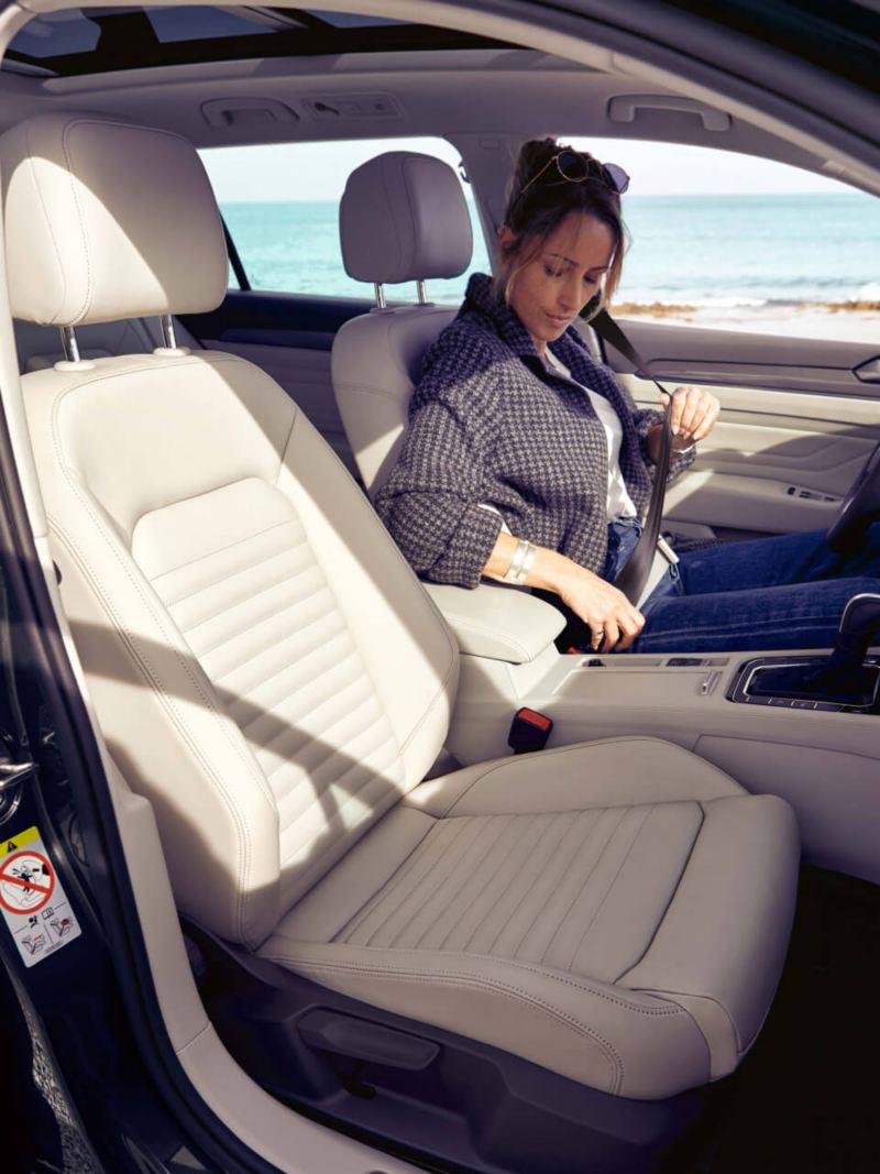Mujer sentada en el Volkswagen Passat Alltrack con asientos tapizados en cuero “nappa” 