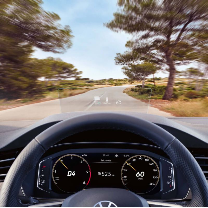 Vista desde el Volkswagen Passat Alltrack del volante y el Digital Cockpit Pro opcional, pantalla frontal opcional en el parabrisas