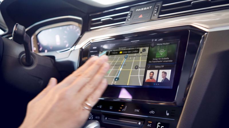 Sistema de navegación Discover Pro opcional en el Volkswagen Passat Alltrack, operado por control de gestos