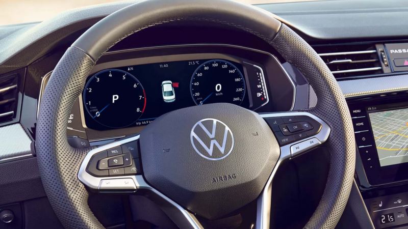 Vista del volante multifunción en el Volkswagen Passat Alltrack y cuadro de instrumentos Digital Cockpit Pro opcional