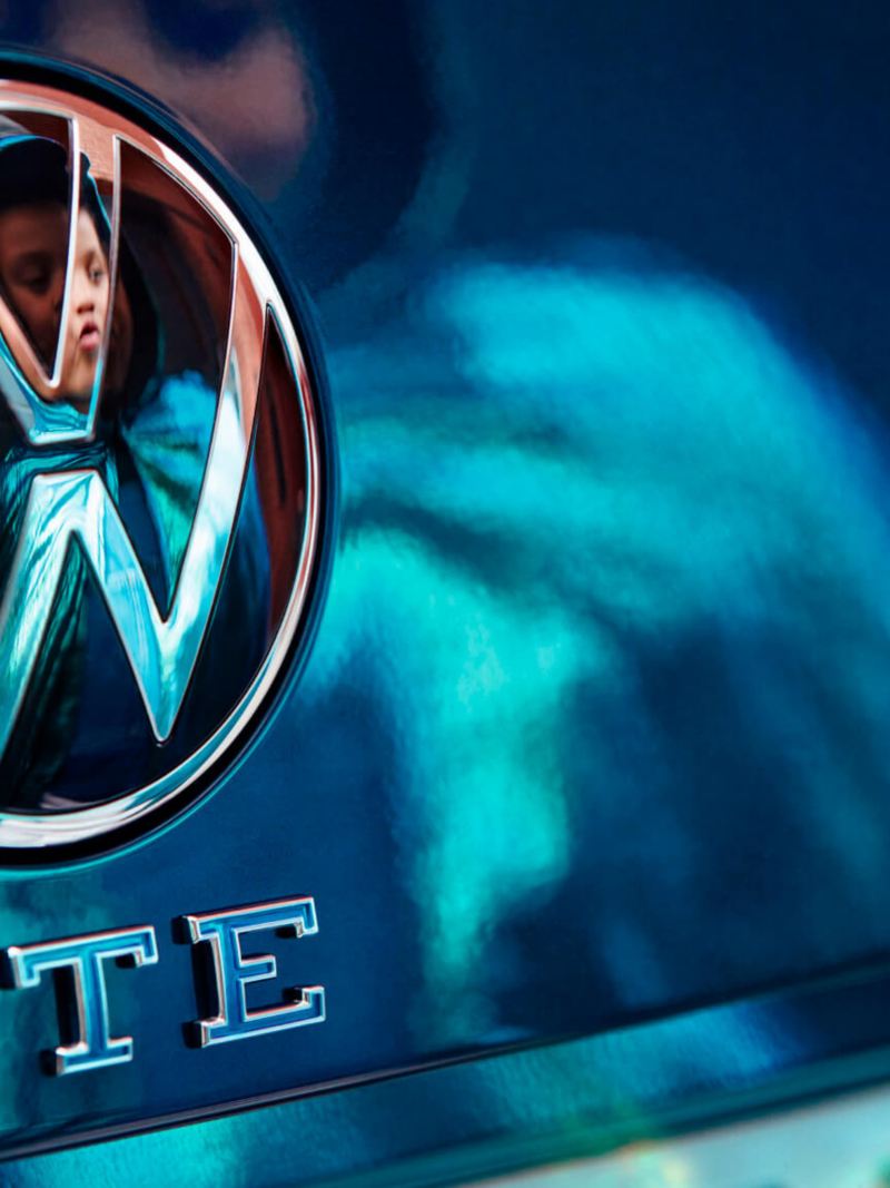 Vista de logo de Volkswagen en el Passat Variant híbrido enchufable
