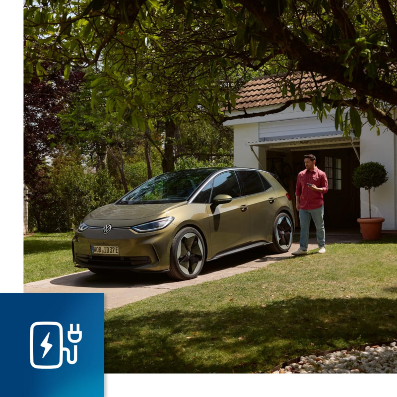 Una persona junto a un Volkswagen ID.3 color oliva aparcado en casa