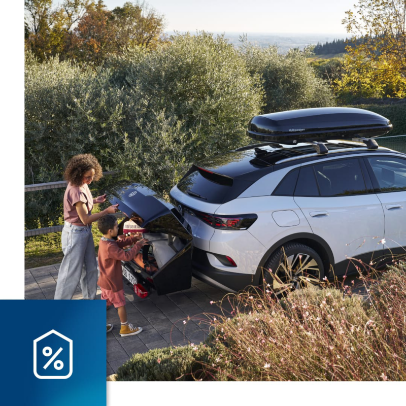 Una mujer y un niño colocan cosas en el maletero extra de un Volkswagen