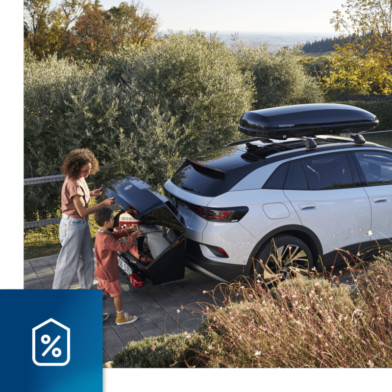Dos personas detrás de su Volkswagen con Beneficio fiscal del 15%
