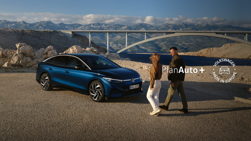Dos personas delante de su Volkswagen con el Plan Auto +