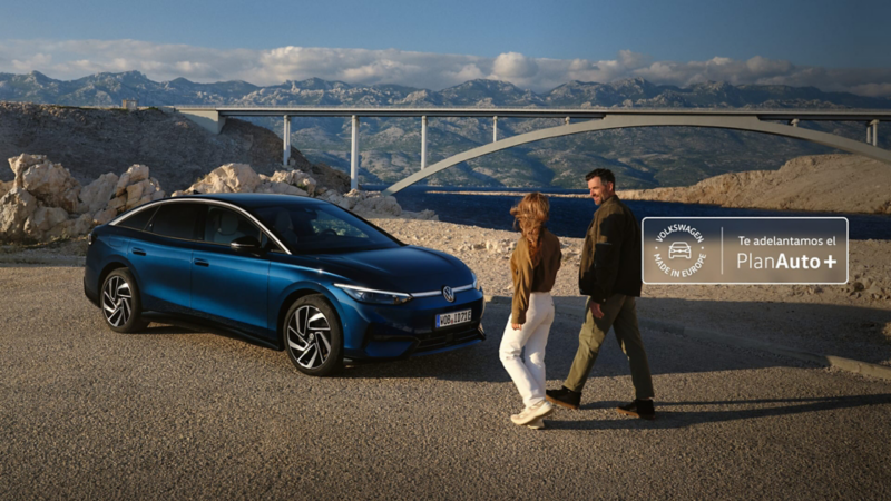 Dos personas delante de su Volkswagen con Plan Auto +