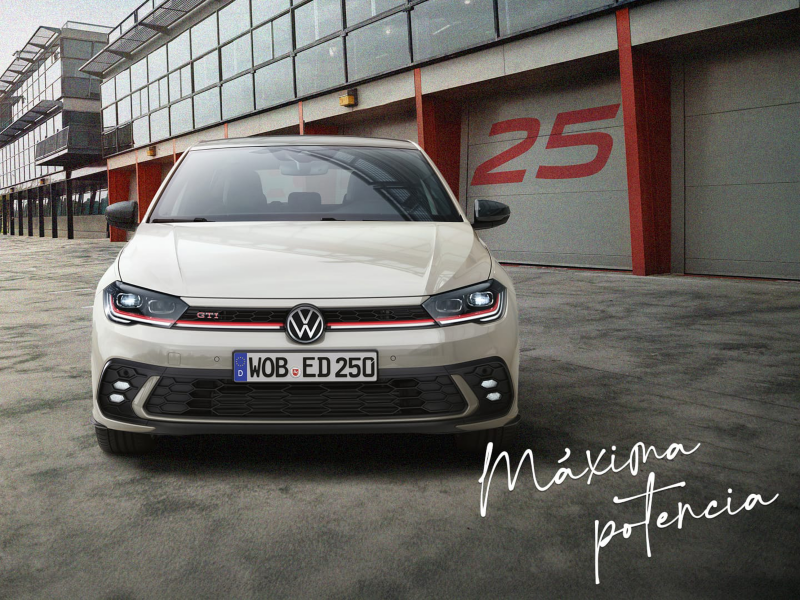 Un Volkswagen Polo GTI estacionado en las instalaciones de un circuito cerrado