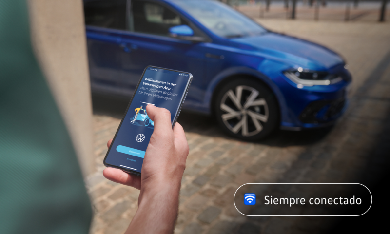 Detalle de un smartphone con la pantalla de VW Connect