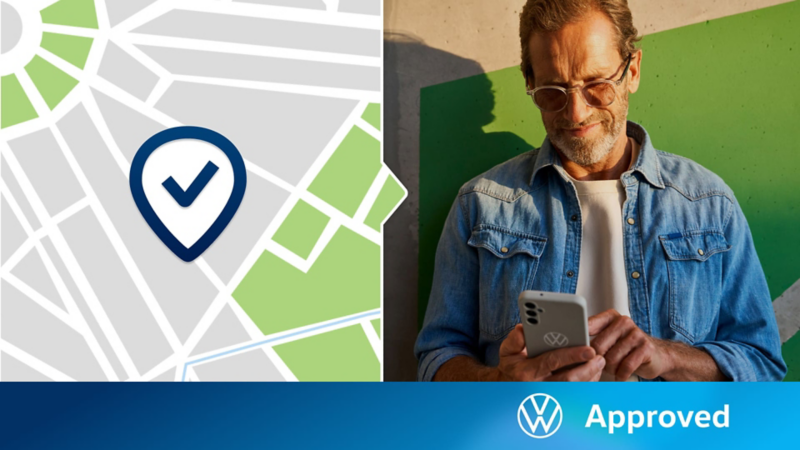 Un mapa y al lado una persona consultando su punto de venta más cercano en su teléfono móvil