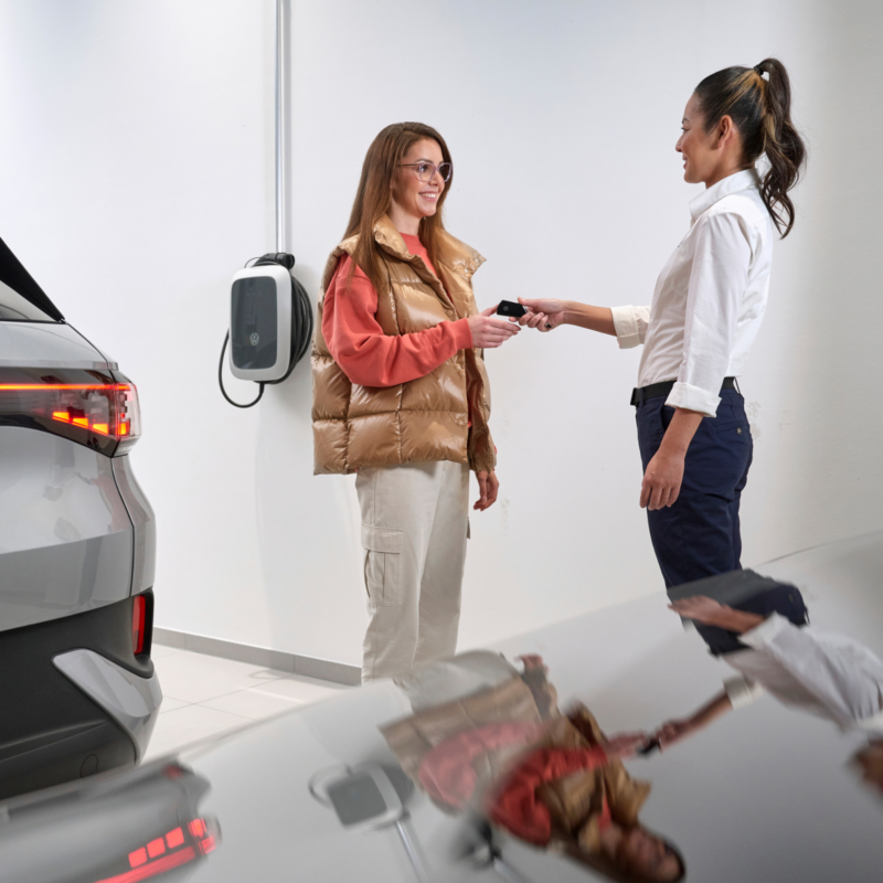 Una chica recibiendo las llaves de su Volkswagen