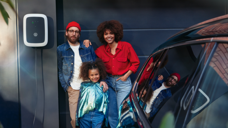 Una familia junto a un Volkswagen ID. Charger