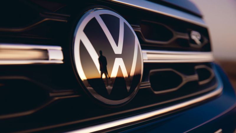 Primer plano  del logotipo de Volkswagen