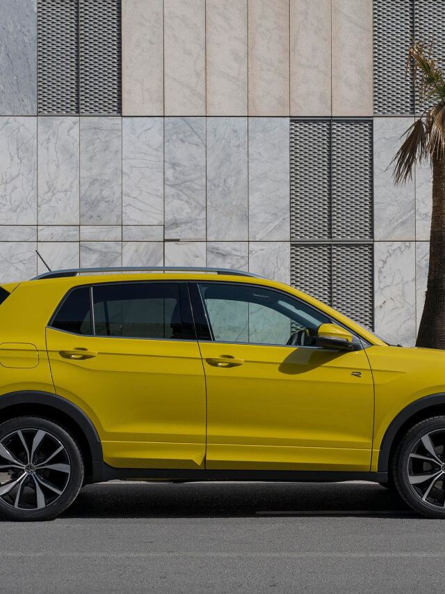 Un Volkswagen T-Cross seminuevo vista lateral de color amarillo estacionado en la calle