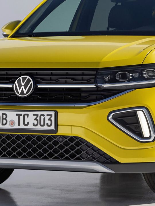 Vista tres cuartos de un Volkswagen T-Cross de color amarillo