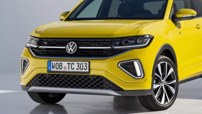 Vista tres cuartos de un Volkswagen T-Cross de color amarillo