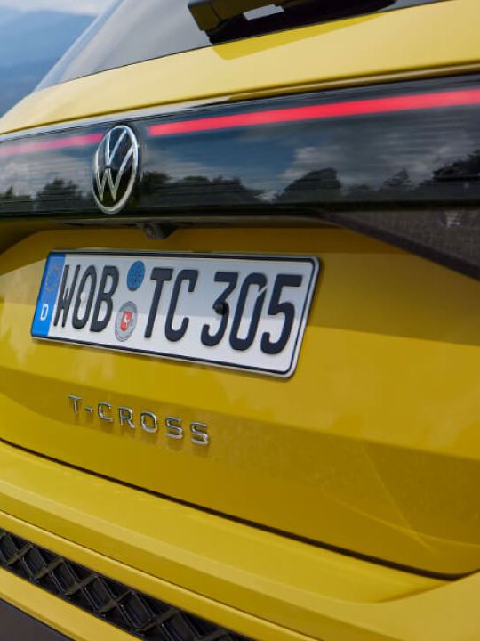 Detalle de los faros traseros de un Volkswagen amarillo