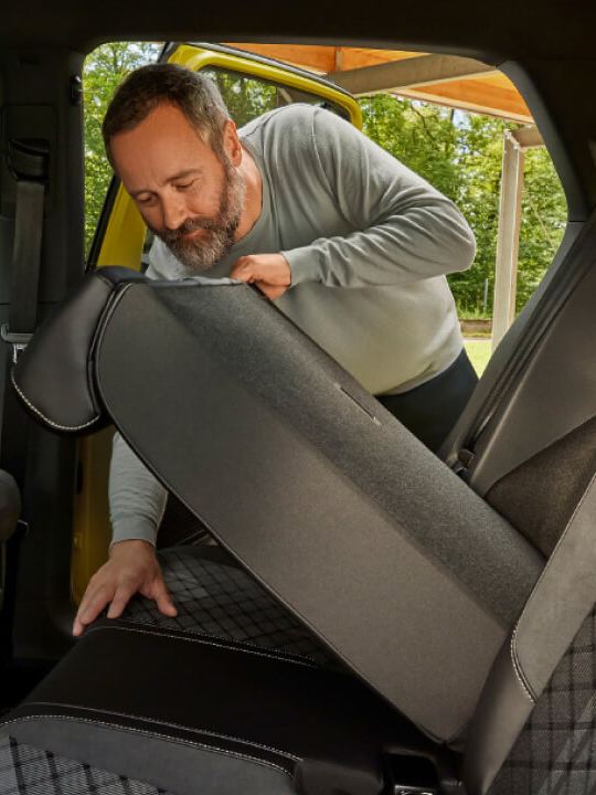 Un hombre manipulando un asiento de un Volkswagen T-Cross