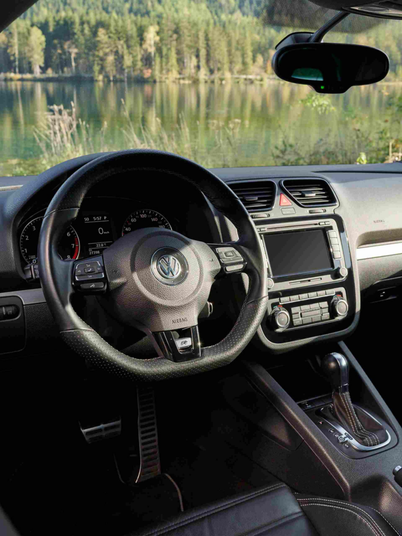 Detalle del cockpit de un Volkswagen Scirocco 3