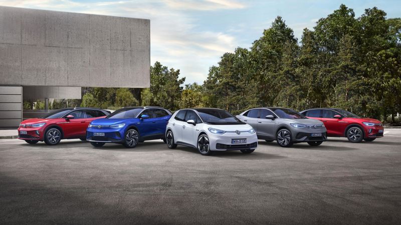 Gama de coches eléctricos de Volkswagen aparcados delante de una fachada de concreto
