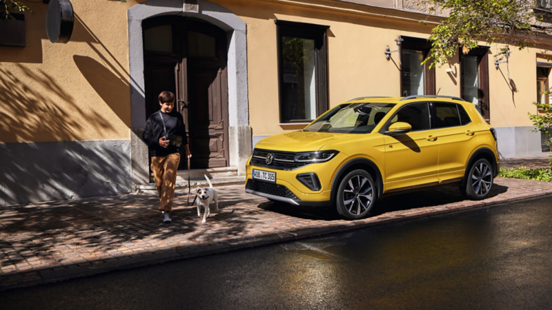 Una Volkswagen T-Cross de color amarillo estacionado en la calle