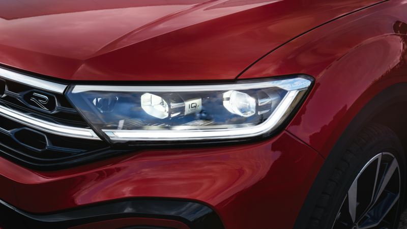 Detalle de los faros de un Volkswagen T-Roc Cabrio rojo