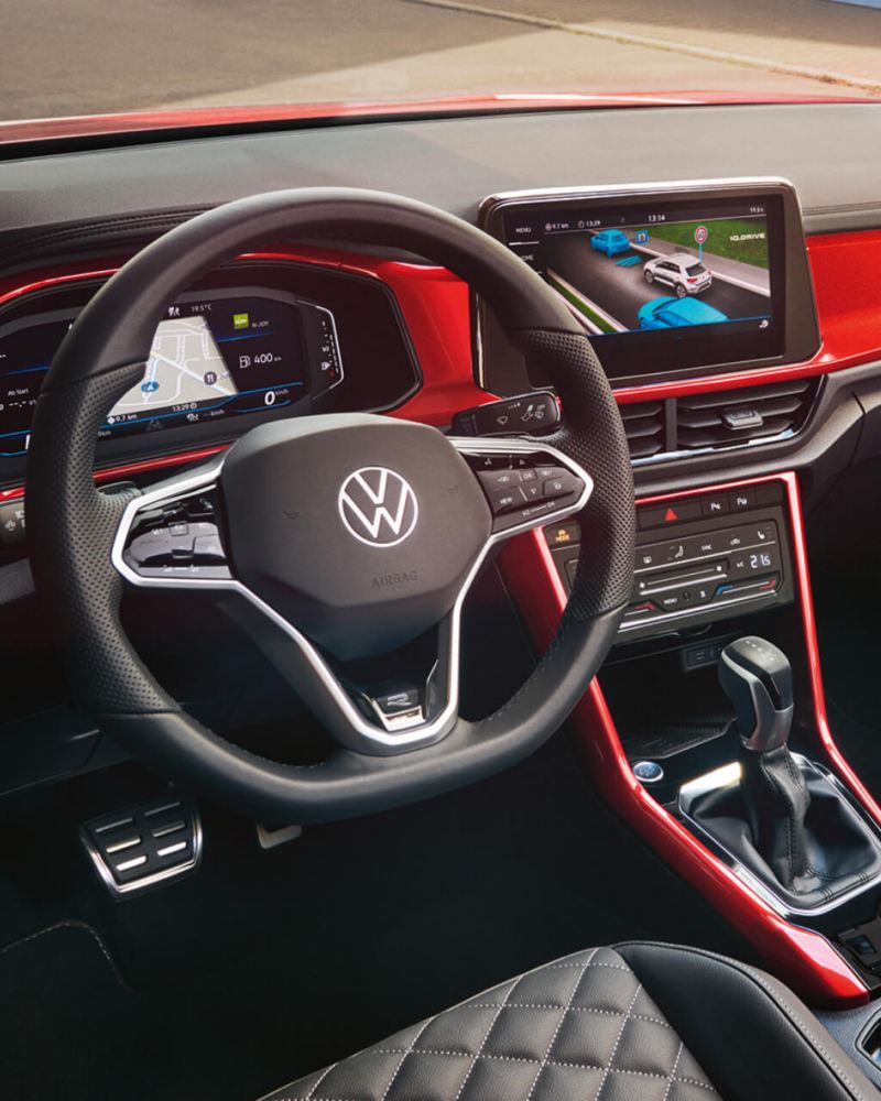 Detalle del volante y el salpicadero de un Volkswagen T-Roc Cabrio