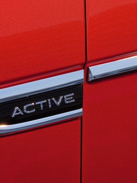Detalle del emblema Active en un T-Roc Cabrio rojo
