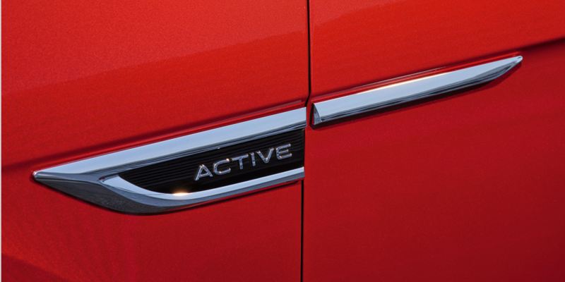 Detalle del emblema Active en un T-Roc Cabrio rojo