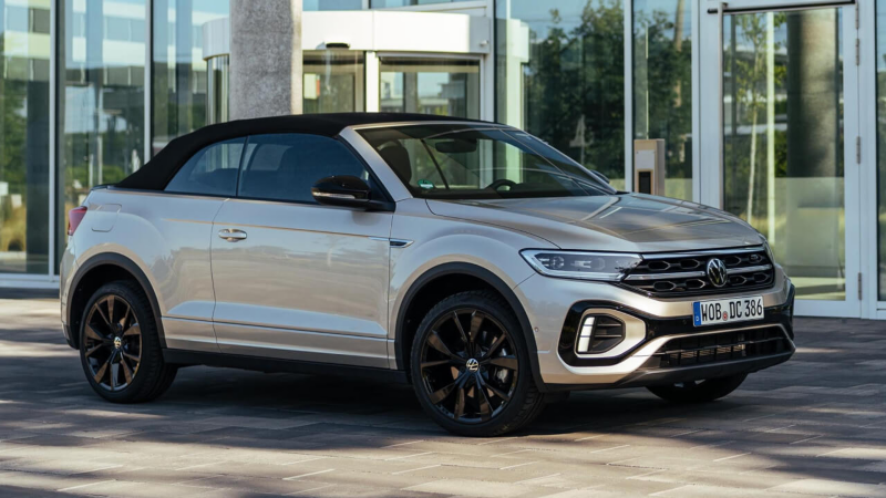 Un Volkswagen T-Roc Cabrio estacionado en la calle