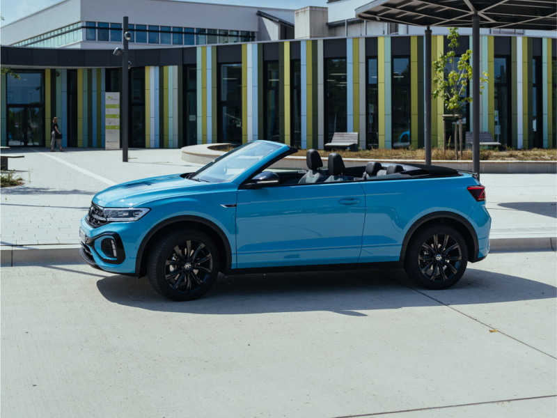 Un Volkswagen T-Roc Cabrio de color azul estacionado en la calle