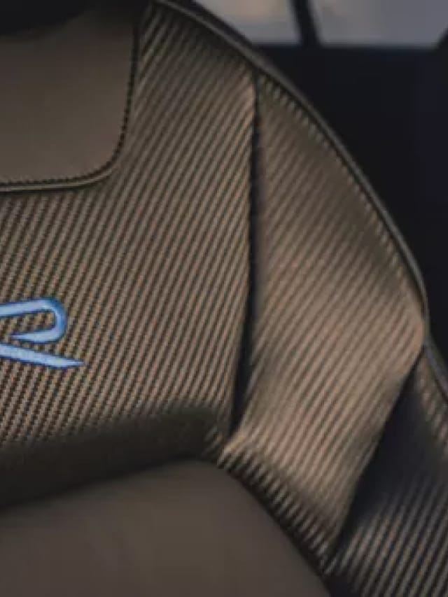 Detalle del emblema R en el asiento delantero de un Volkswagen T-Roc R