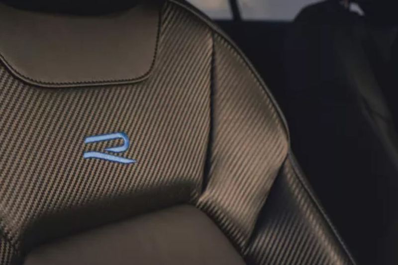 Detalle del emblema R en el asiento delantero de un Volkswagen T-Roc R