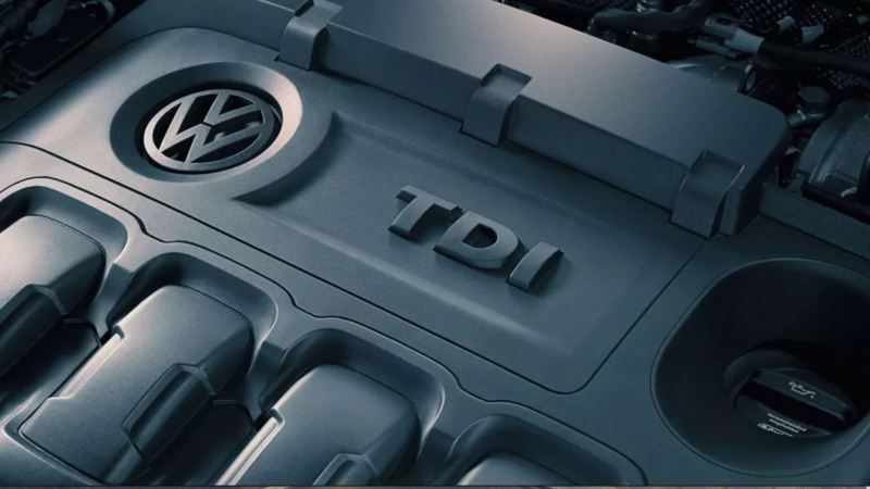 Detalle del emblema de un motor TDI de Volkswagen