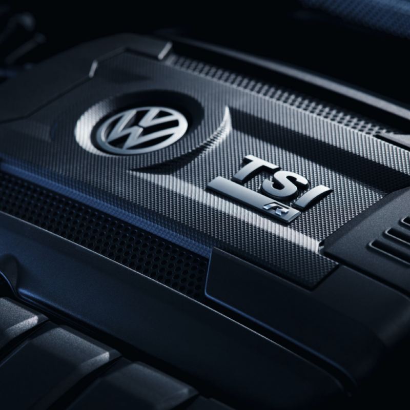 Vista frontal de un motor TSI de Volkswagen en la oscuridad