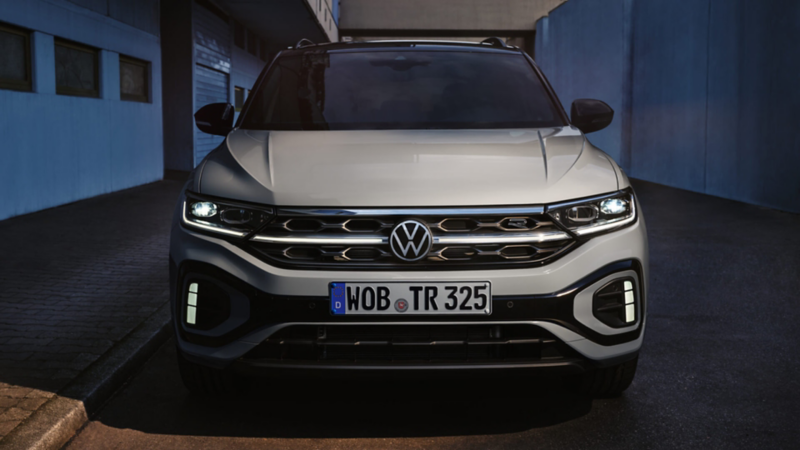 Un Volkswagen T-Roc de color blanco con el techo negro vista frontal estacionado en la calle