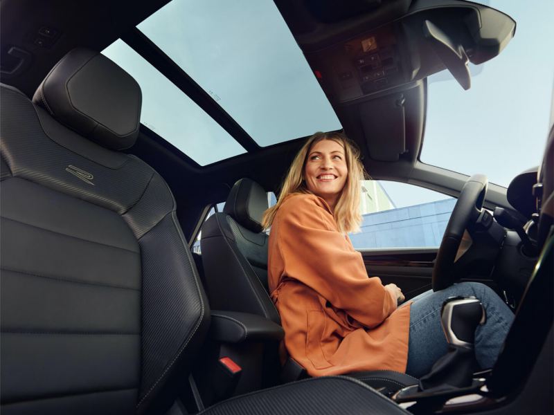 Chica sonriendo dentro de un Volkswagen T-Roc