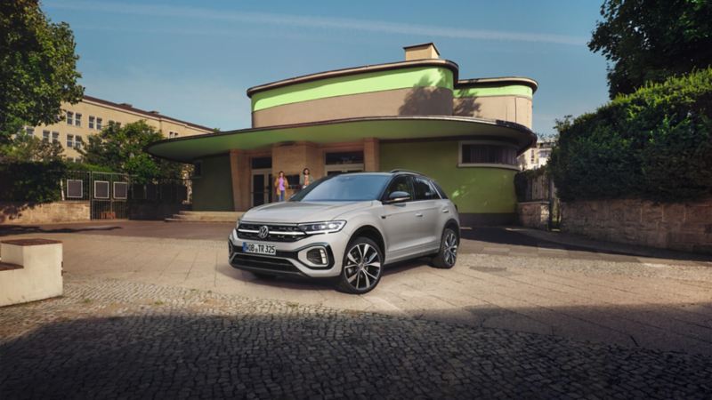 Una Volkswagen T-Roc de color gris estacionado delante de un establecimiento