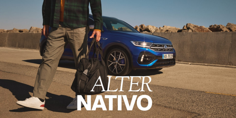 Un chico al lado de un Volkswagen T-Roc