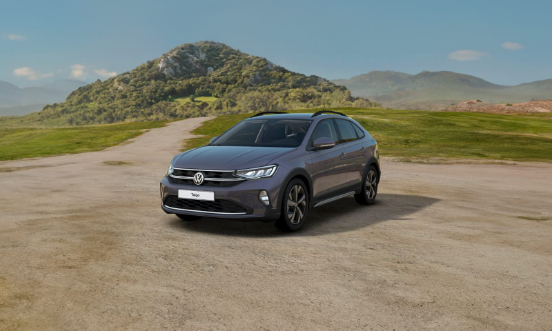 Un Volkswagen Taigo Más de color gris vista tres cuartos