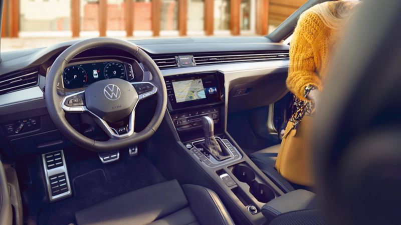 Detalle del volante y el salpicadero de un Volkswagen
