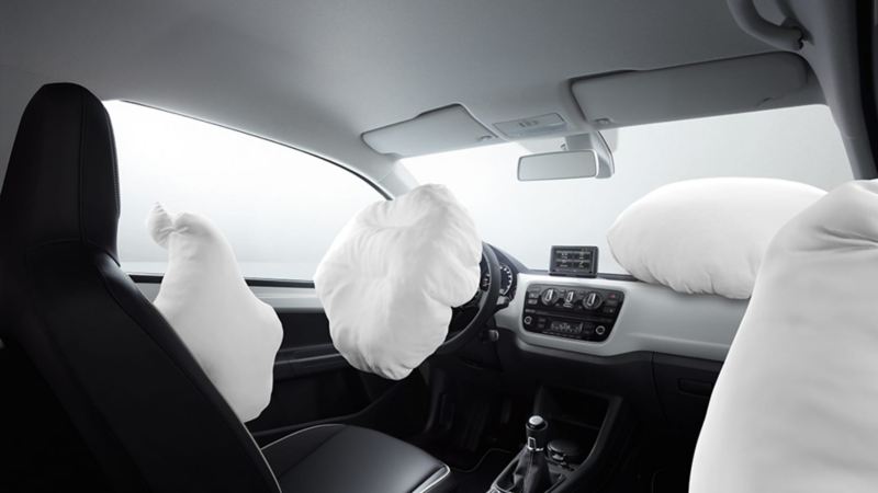 Interior de un Volkswagen con los airbags abiertos